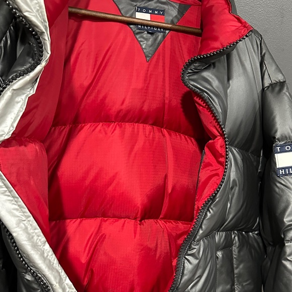 Tommy Hilfiger Men's Metallic Gray Puffer Jacket with Red Lining - Picture 5 of 5